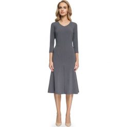 ISABEL Sukienka midi fason rybki z kontrafałdą - szara. Szare sukienki damskie Stylove, s, bez wzorów, z elastanu, eleganckie, bez kołnierzyka, bez rękawów, midi, dopasowane. Za 189,00 zł.
