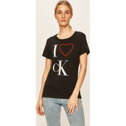 Calvin Klein Jeans - T-shirt. Czarne bluzki damskie Calvin Klein Jeans, s, z nadrukiem, z bawełny, z okrągłym kołnierzem, z krótkim rękawem. W wyprzedaży za 139,90 zł.