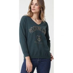 Ciemnozielony Sweter Crystal Brook. Zielone swetry damskie Born2be, s, z nadrukiem, bez rękawów, długie, bez kaptura. Za 109,99 zł.