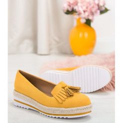 Mokasyny damskie Danic L7210 Żółte. Żółte koturny damskie DANIC, z tworzywa sztucznego, eleganckie, na koturnie. Za 70,00 zł.