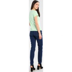 Bluzki, topy, tuniki: Calvin Klein Jeans TAMAR Tshirt z nadrukiem green ash
