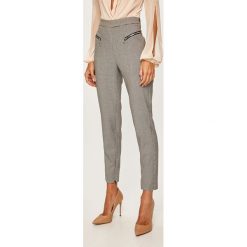 Guess Jeans - Spodnie. Czarne spodnie materiałowe damskie Guess Jeans, l, z haftami, z elastanu. W wyprzedaży za 239,90 zł.
