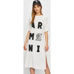 Armani Exchange - Sukienka. Białe sukienki damskie Armani Exchange, na co dzień, m, z nadrukiem, z bawełny, casualowe, z okrągłym kołnierzem, z krótkim rękawem, krótkie, mini, proste. W wyprzedaży za 269,90 zł.