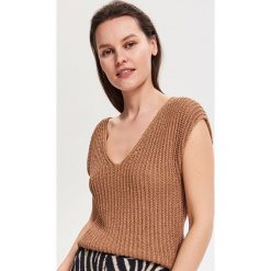 Dzianinowa bluzka - Beżowy. Brązowe bluzki damskie Reserved, s, bez wzorów, z dzianiny, bez kołnierzyka, bez rękawów. Za 49,99 zł.