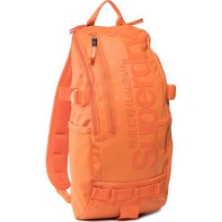 Torba SUPERDRY - Hardy Sling Bag M9110008A Hazard Orange 13M. Pomarańczowe plecaki męskie Superdry, bez wzorów, z materiału, sportowe. Za 169,00 zł.
