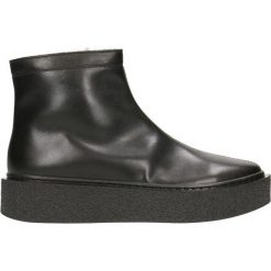 Botki ODA. Czarne botki damskie Gino Rossi, ze skóry, eleganckie, bez obcasa, bez zapięcia. Za 299,90 zł.