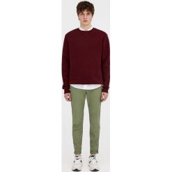 Spodnie typu chinos z paskiem. Brązowe spodnie męskie marki Pull&Bear, m, bez wzorów. Za 89,90 zł.