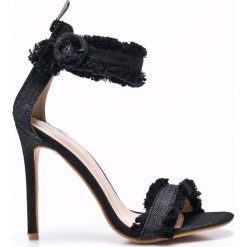 Public Desire - Sandały. Czarne sandały damskie marki Public Desire, z materiału, na obcasie. W wyprzedaży za 49,90 zł.