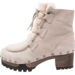 Softclox INESSA Botki na platformie bailey/cloud. Białe buty zimowe damskie marki Softclox, z futra, na platformie. W wyprzedaży za 532,95 zł.