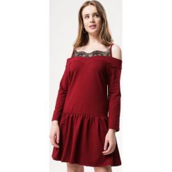 Bordowa Sukienka Relentlessly. Czerwone sukienki damskie Born2be, s, bez wzorów, z koronki, eleganckie, bez kołnierzyka, bez rękawów, mini, trapezowe. Za 49,99 zł.