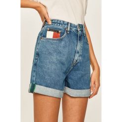 Tommy Jeans - Szorty jeansowe. Niebieskie szorty damskie Tommy Jeans, bez wzorów, z bawełny, casualowe, z podwyższonym stanem. Za 359,90 zł.