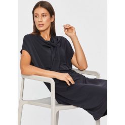 Answear Lab - Sukienka. Niebieskie sukienki damskie Answear Lab, na co dzień, s, bez wzorów, z wiskozy, casualowe, z okrągłym kołnierzem, bez rękawów, mini, proste. Za 169,90 zł.