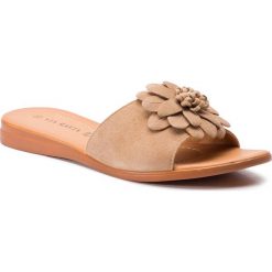 Klapki VIA RAVIA - EST-0211-03 Beige. Pomarańczowe klapki damskie Via Ravia, z aplikacjami, z zamszu, bez obcasa. Za 79,99 zł.