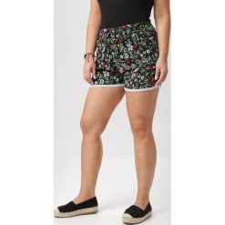 Czarne Szorty Adrerea. Czarne szorty damskie Born2be, xl, bez wzorów. W wyprzedaży za 34,99 zł.