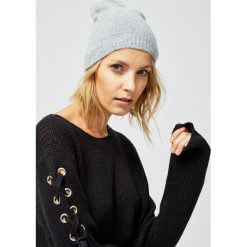 Czapka z metaliczną nitką. Szare czapki damskie Moodo, bez wzorów. Za 19,99 zł.