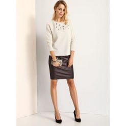 BLUZA NIEROZPINANA DAMSKA Z KRYSZTAŁKAMI, Z APLIKACJĄ. Białe bluzy damskie Top Secret, na zimę, z aplikacjami, z jeansu, bez rękawów, bez kaptura. W wyprzedaży za 59,99 zł.