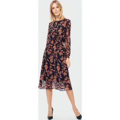 Sukienka wizytowa midi - 42. Sukienki damskie e-margeritka.pl, bez wzorów, z tkaniny, eleganckie, bez kołnierzyka, bez rękawów, midi, dopasowane. Za 179,99 zł.