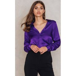 NA-KD Trend Satynowa koszula - Purple. Fioletowe koszule damskie marki NA-KD Trend, z satyny. W wyprzedaży za 64,78 zł.