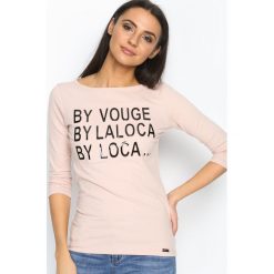 Jasnoróżowa Bluzka Cover Label. Niebieskie bluzki na imprezę marki Born2be, m. Za 39,99 zł.