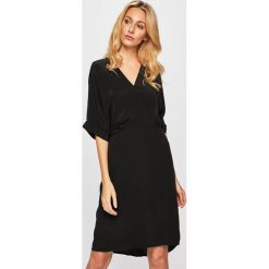 Vero Moda - Sukienka. Czarne sukienki damskie Vero Moda, s, bez wzorów, z wiskozy, bez kołnierzyka, z krótkim rękawem, krótkie, mini, rozkloszowane. W wyprzedaży za 119,90 zł.