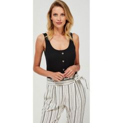 Top z guzikami. Czarne bluzki damskie Moodo, m, bez wzorów, z poliesteru, klasyczne, z okrągłym kołnierzem, bez rękawów. Za 29,99 zł.