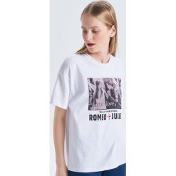 Koszulka z nadrukiem Romeo i Julia - Biały. Białe koszulki damskie marki Cropp, s, z nadrukiem, bez kołnierzyka. Za 59,99 zł.