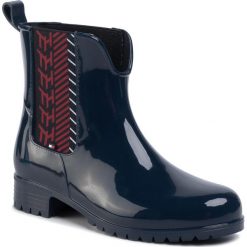 Kalosze TOMMY HILFIGER - Monogram Rainboot FW0FW04592 Sport Navy DB9. Niebieskie kalosze damskie TOMMY HILFIGER, bez wzorów, z tworzywa sztucznego. W wyprzedaży za 319,00 zł.