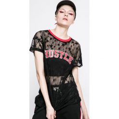 Answear - Top Sporty Fusion. Szare topy damskie marki ANSWEAR, l, z nadrukiem, z koronki, z okrągłym kołnierzem. W wyprzedaży za 29,90 zł.