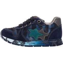 Sneakersy "Parker" w kolorze granatowym. Niebieskie trampki chłopięce marki Naturino, z aplikacjami, z materiału, na sznurówki. W wyprzedaży za 172,95 zł.