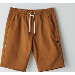 Szorty jogger z przeszyciami typu biker - Brązowy. Pomarańczowe spodenki i szorty męskie Cropp, bez wzorów. W wyprzedaży za 62,99 zł.