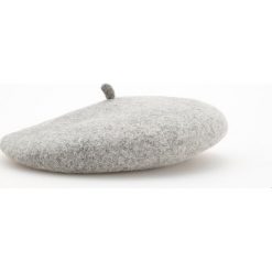 Wełniany beret z haftem - Jasny szary. Szare berety damskie Reserved, z haftami, z wełny. Za 39,99 zł.