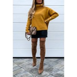 Sweter damski DELIRA MUSTARD. Żółte bluzy damskie IVET, bez wzorów, z materiału, bez rękawów, bez kaptura. W wyprzedaży za 69,00 zł.