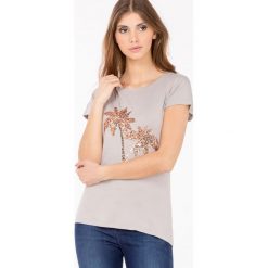 T-shirt z palmami. Szare t-shirty damskie marki Monnari, z aplikacjami, z wiskozy, z dekoltem na plecach. Za 47,60 zł.