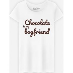 Koszulka "Chocolate is my Boyfriend" w kolorze białym. Białe koszulki damskie Wooop, l, z nadrukiem, z bawełny, z okrągłym kołnierzem. W wyprzedaży za 56,95 zł.