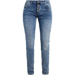 S.Oliver RED LABEL SHAPE Jeansy Slim Fit mid blue heavy stone wash. Niebieskie jeansy damskie relaxed fit marki s.Oliver RED LABEL, z bawełny. W wyprzedaży za 224,10 zł.