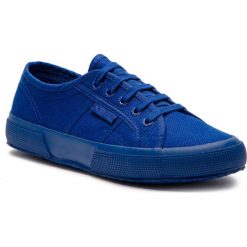 Tenisówki SUPERGA - 2750 Cotu Classic S000010 Total Blue J03. Niebieskie półbuty damskie Superga, na co dzień, bez wzorów, z gumy, bez obcasa, na płaskiej podeszwie, bez zapięcia. W wyprzedaży za 189,00 zł.