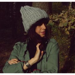 Szara czapka beanie z wełną. Czarne czapki zimowe damskie marki Pakamera. Za 105,00 zł.
