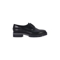 Derby Tommy Hilfiger LACE UP. Czarne półbuty damskie TOMMY HILFIGER, bez wzorów, bez obcasa, bez zapięcia. Za 470,84 zł.