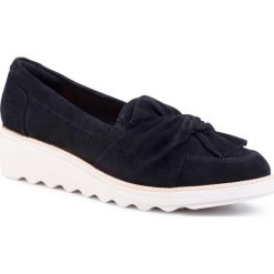 Półbuty CLARKS - Sharon Dasher 261476324 Black. Czarne półbuty damskie Clarks, na co dzień, bez wzorów, ze skóry, bez obcasa, na koturnie, bez zapięcia. W wyprzedaży za 309,00 zł.