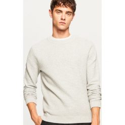 Sweter ze strukturalnej dzianiny - Jasny szar. Szare swetry klasyczne męskie marki Reserved, l, z dzianiny. Za 139,99 zł.