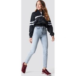 NA-KD Trend Jeansy slim z wysokim stanem - Blue. Niebieskie jeansy damskie NA-KD Trend, z jeansu, z podwyższonym stanem. Za 202,95 zł.