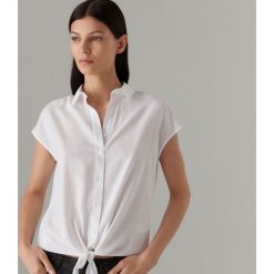 Bluzka z wiązaniem - Biały. Białe bluzki damskie Mohito, bez wzorów, bez kołnierzyka, bez rękawów. Za 39,99 zł.