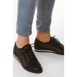 Czarne Półbuty Change Surface. Czarne półbuty damskie Born2be, z aplikacjami, bez obcasa, na płaskiej podeszwie, na sznurówki. Za 49,99 zł.