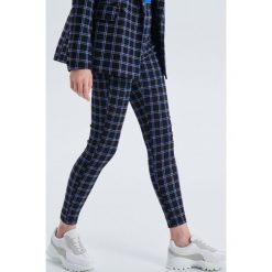 Jegginsy chino w kratkę - Granatowy. Niebieskie legginsy damskie marki Cropp, w kratkę. Za 89,99 zł.