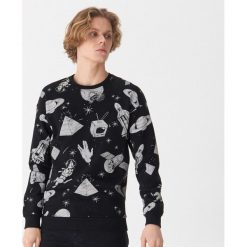 Bluza z nadrukiem all over - Czarny. Czarne bluzy męskie marki House, s, z nadrukiem, bez kołnierzyka, bez rękawów, bez kaptura. Za 99,99 zł.