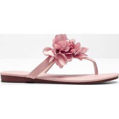 Klapki japonki bonprix stary jasnoróżowy. Różowe klapki damskie bonprix, z aplikacjami, bez obcasa. Za 27,99 zł.