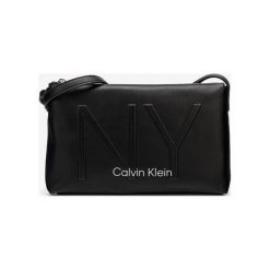 Calvin Klein Cross body bag Czarny. Czarne torebki klasyczne damskie Calvin Klein, w paski, z materiału, zdobione, bez dodatków. Za 428,95 zł.