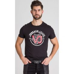 T-SHIRT VERSACE JEANS. Czarne t-shirty męskie Versace Jeans, s, z nadrukiem, z bawełny, z okrągłym kołnierzem. Za 293,00 zł.