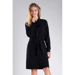 Sukienka w kolorze czarnym. Czarne sukienki damskie Moda na kolor, na co dzień, xs, bez wzorów, bez kołnierzyka, bez rękawów, midi, proste. W wyprzedaży za 169,95 zł.