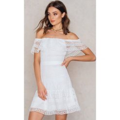 Sukienki: Endless Rose Sukienka Rozkloszowana Semi Neck – Offwhite